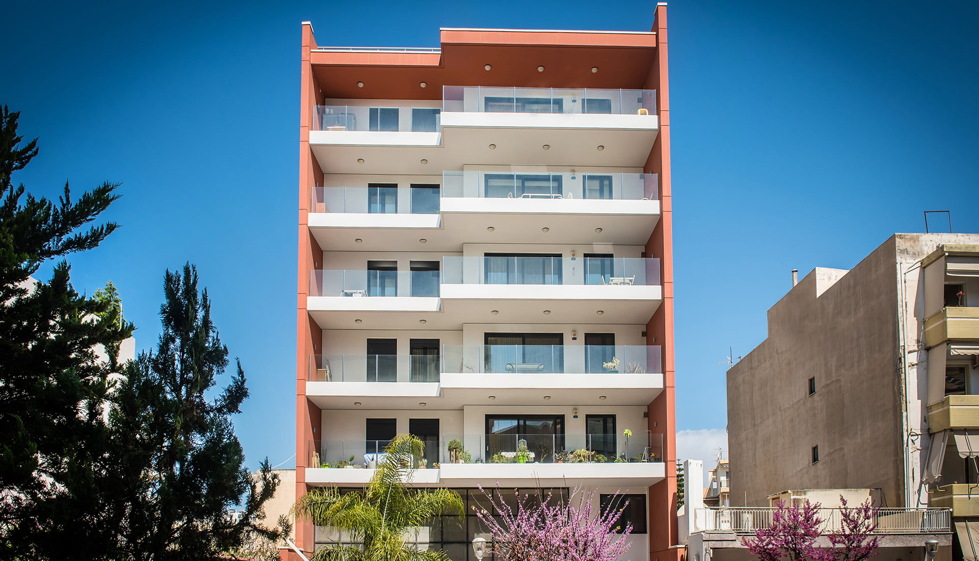 Συνεργείο του Στέφανου Γκέου εφαρμόζει επίχρισμα σε όψη κτιρίου